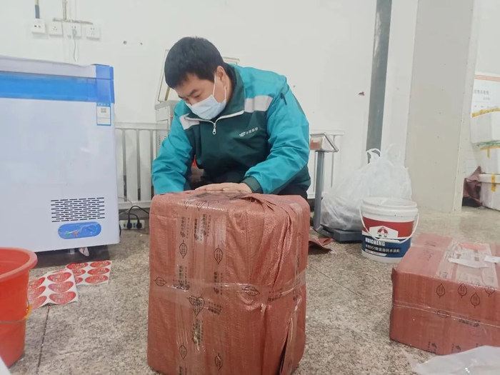 新疆生产建设兵团第九师牛羊肉搭上飞机销往全国。来源：塔城零距离