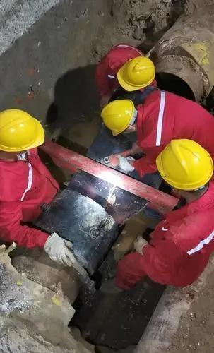 　郑州热力“微创手术”改造老旧供热管