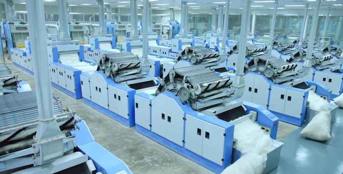 　　东黎羊绒自主研发的风吸式自动化羊绒分梳生产线