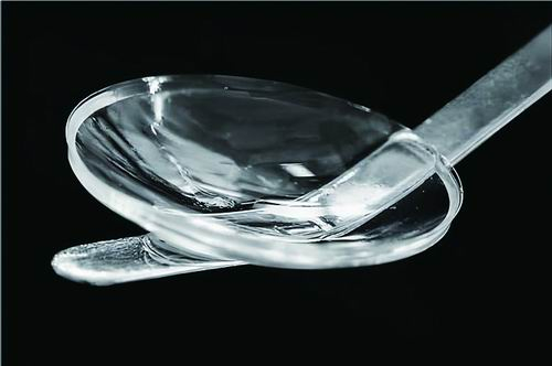 由猪胶原蛋白制成的角膜。