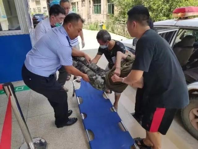 2022年8月5日，吴猛（左一）救助一位昏迷老人。（万源市公安局供图）