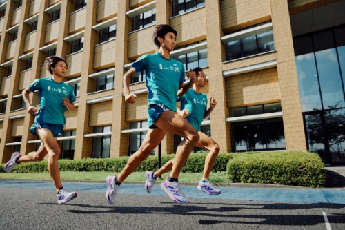 　　青山学院成员穿ADIZERO SL进行训练