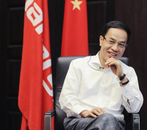 资料图，2019年，李河君在汉能私有化回A答谢会上接受媒体采访