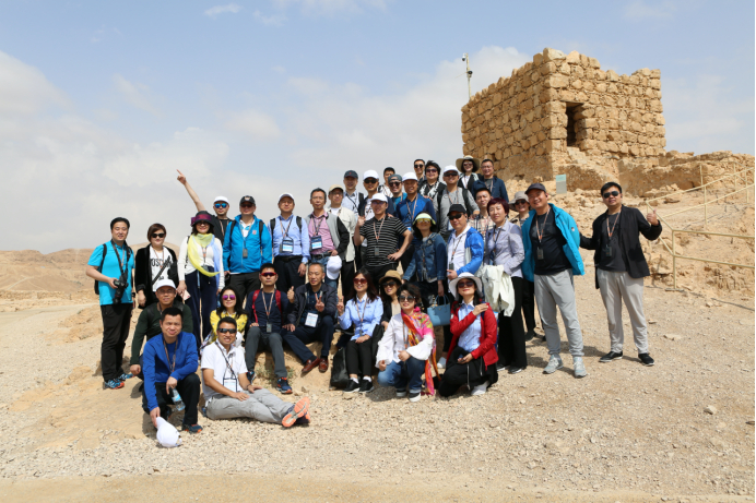 　　中欧工商学院的同学们在耶路撒冷合影留念