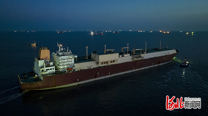 这是LNG运输船“达夫那”轮驶离中国石油唐山LNG接收站码头的场景。 曹妃甸海事局提供