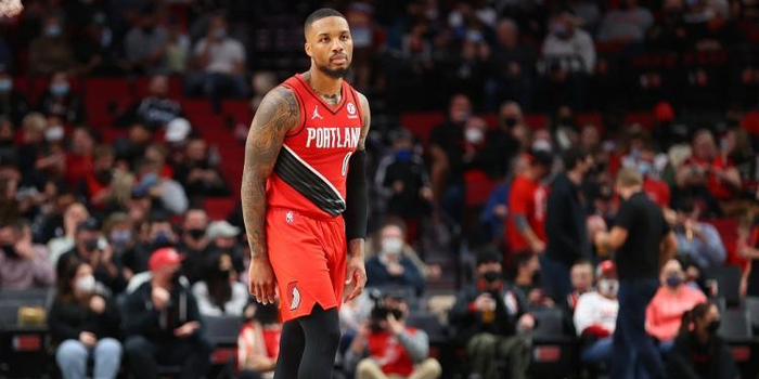 利拉德关键三分锁定胜局