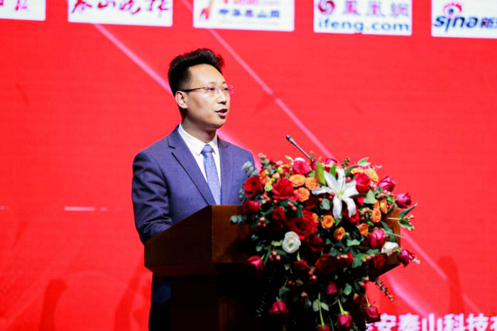 　　平台负责人颜铤致欢迎辞