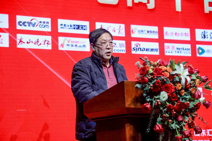 　　王奎祥主持发布会