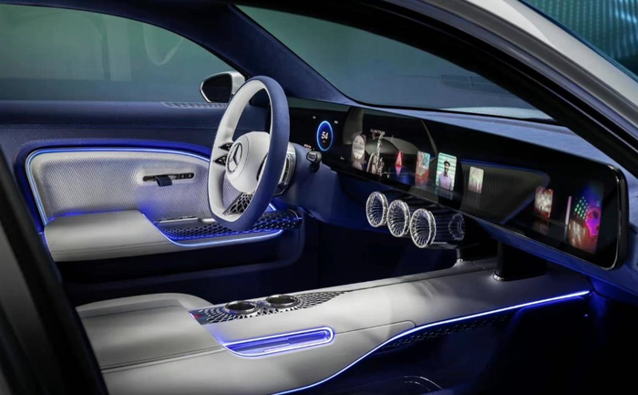 搭载曲面车载显示屏的梅赛德斯-奔驰 Vision EQXX 图源：TCL华星官方微博