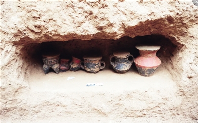 石峁遗址“皇城台高等级墓地”M4壁龛内一组彩绘陶器（资料图片）