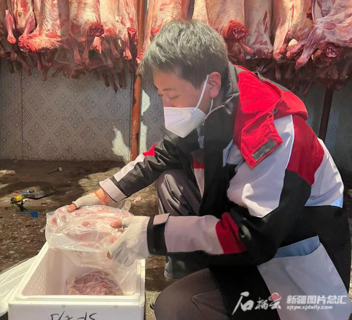 顺丰快递小哥正在包装要寄递的牛羊肉。新疆顺丰速运有限公司供图