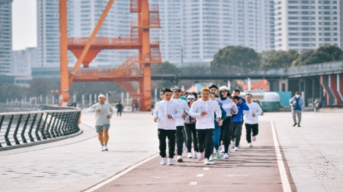 　　活动现场嘉宾们穿新款ADIZRO SL系列进行跑步体验