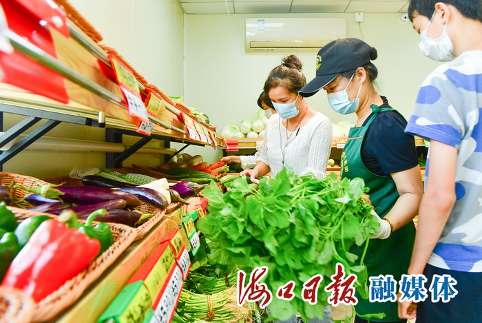 美兰区大英山一路菜篮子社区便民店，菜品齐全，市民正在挑选蔬菜。海口日报融媒体记者 杨鹤 摄