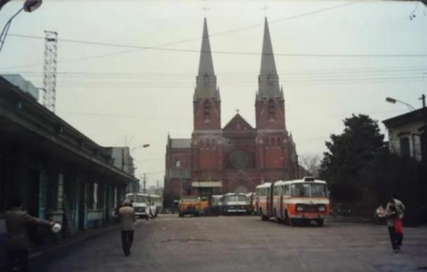 1980年代尚未迁址的西区汽车站，右侧小楼即用作办公室的原本堂神父住院（图源：公众号“思原编译馆”）