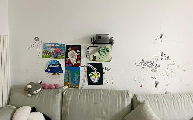 蔡聪家的墙上，贴着他女儿的绘画作品。 新京报记者 罗艳 摄