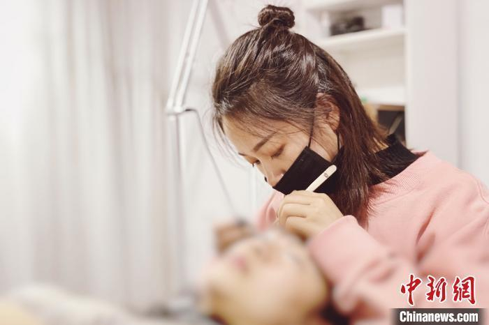 美睫师正在给顾客种植睫毛。 受访者供图