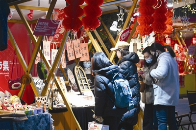 ▲市民在大悦城外的集市购物 摄影记者 王效