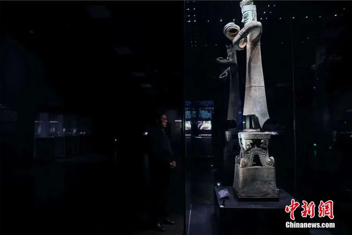 陈德安与青铜立人像。王磊 摄