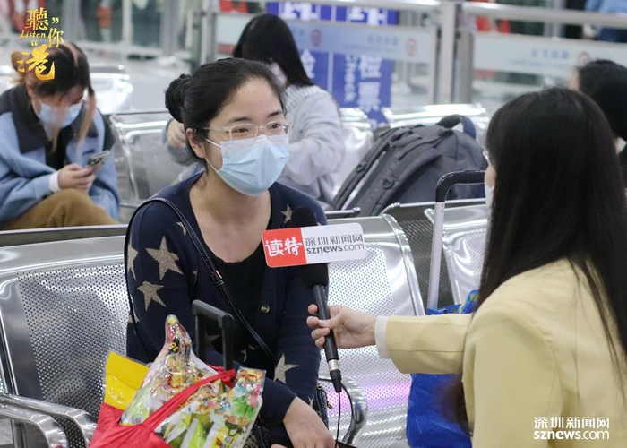 香港居民张女士在福田站候车时接受深圳新闻网记者林楚楚的采访。（张玲 摄）