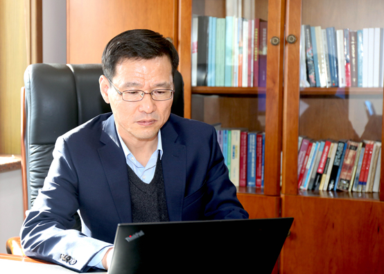 张东辉在办公室工作（受访者供图）