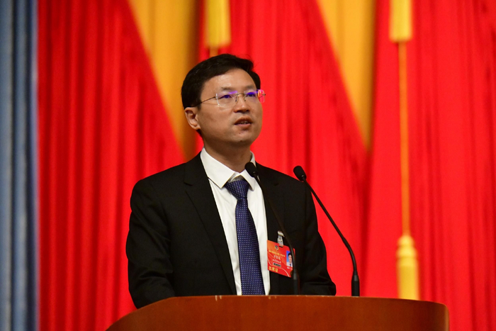 邓意达委员发言。记者 陈卫东摄