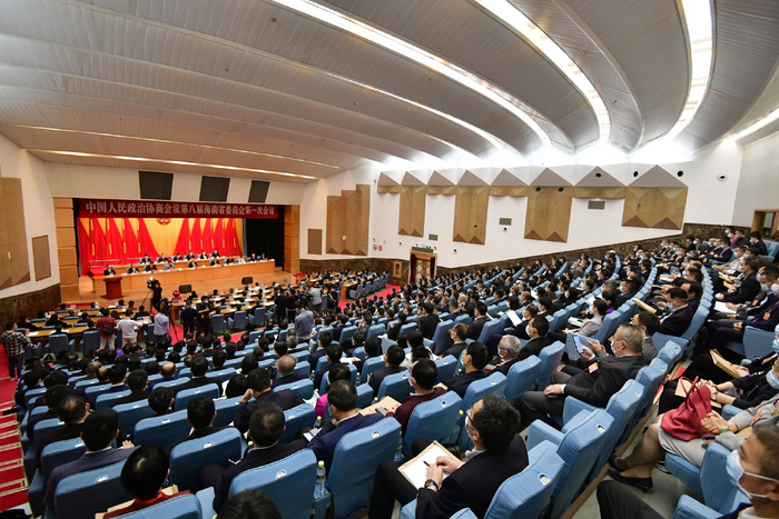 政协第八届海南省委员会第一次会议在省政协会堂举行第二次全体会议。记者 陈卫东摄
