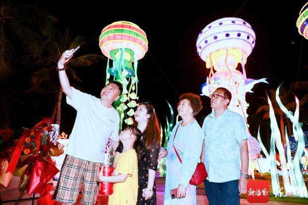 　　1月14日晚，三亚今年最大型新春灯会市集亮相西岛景区。记者 沙晓峰 摄