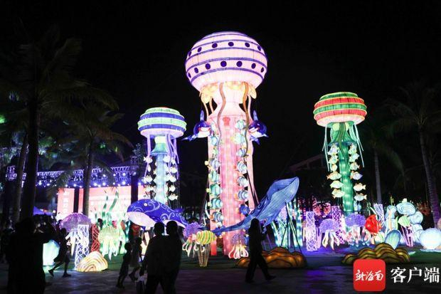 　　1月14日晚，三亚今年最大型新春灯会市集亮相西岛景区。记者 沙晓峰 摄