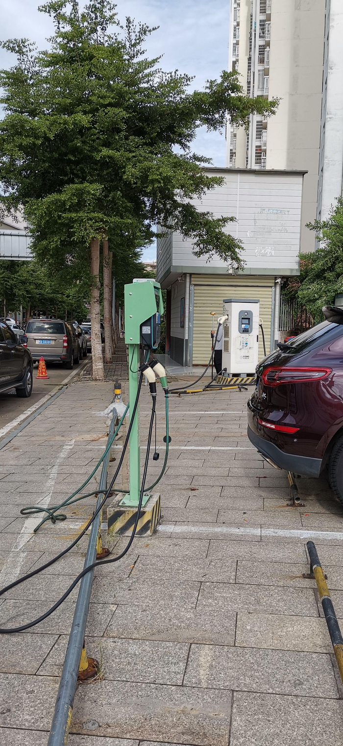 海口振发路宝泰温泉花园小区商铺区域停车场的充电桩。记者 王康景 摄