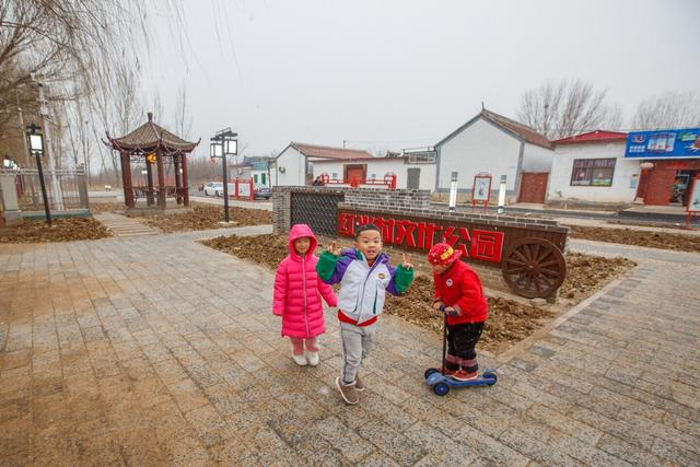 1月12日，密云区十里堡镇红光村，小朋友在红光村文化公园里玩耍。新京报记者 王子诚 摄 