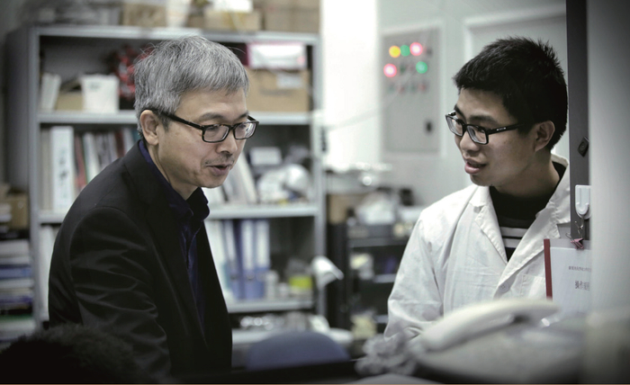 杨学明在指导学生（受访者供图）