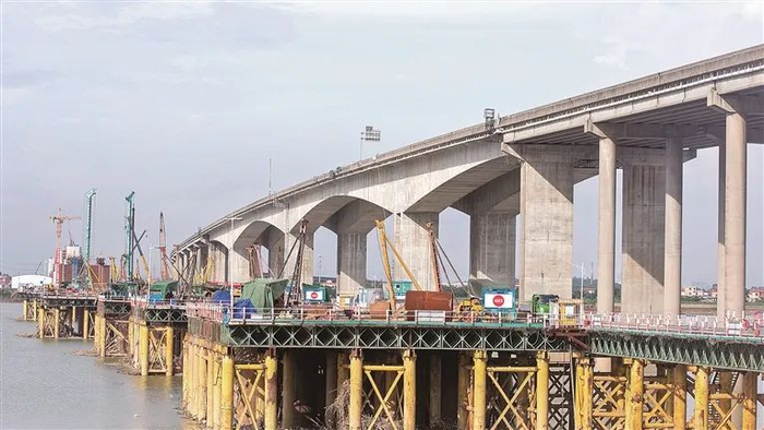 施工中的广湛高铁跨西江佛山特大桥段。洪海/摄