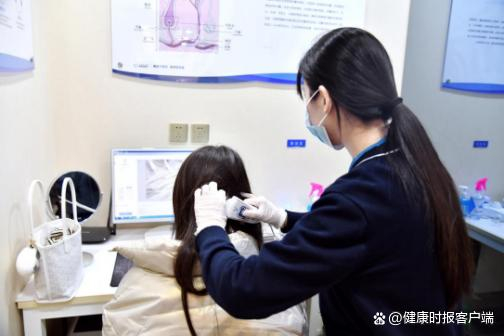 市民体验头皮毛囊检测技术。毛圆圆摄