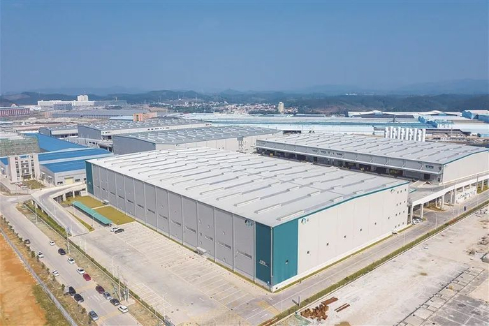 佛山临空经济区的空港组团将发展物流仓储等多个产业。图为安博佛山高明物流中心。洪海/摄