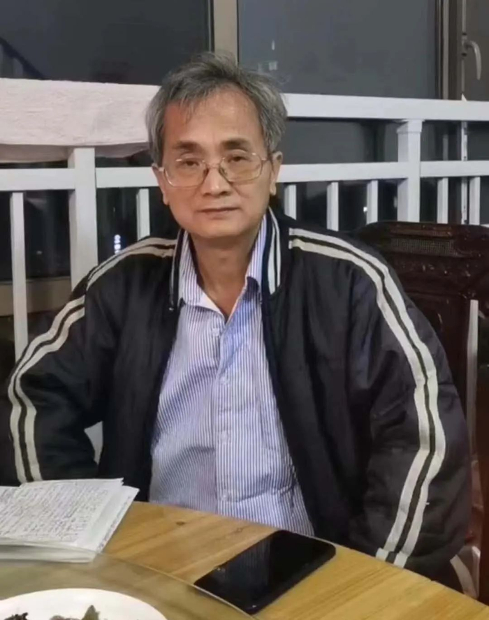 2022年12月30日走出看守所当晚，秦才东在一家餐厅。图/受访者供图