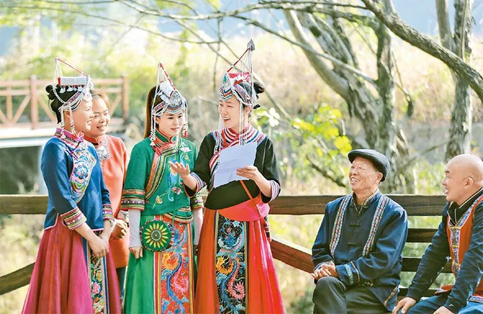 图为2022年11月3日，浙江省湖州市安吉县章村镇郎村的“畲乡新语”宣讲团，为当地畲族村民宣讲党的二十大精神。人民图片 潘学康/摄