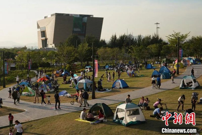 西九文化区是近两年兴起的文青休闲打卡必到之处。张炜 摄