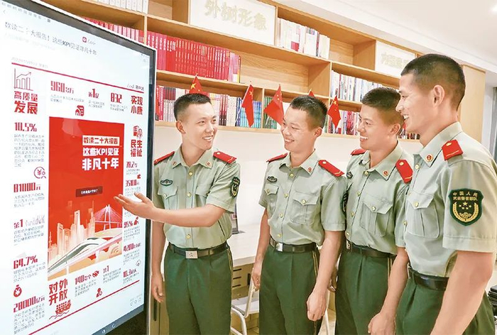 图为2022年10月17日，驻守在海南省三沙市永兴岛的武警海南总队海口支队机动四中队战士利用电子读报器学习党的二十大精神。人民视觉 雷辙/摄