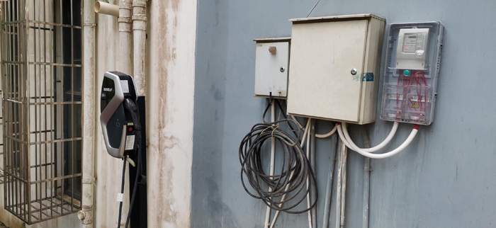 海口滨江熙岸小区地面公共车位被安装的充电桩。记者 王康景 摄