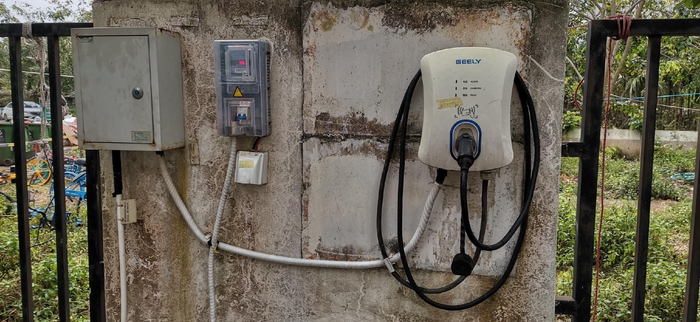 海口滨江熙岸小区地面公共车位的充电桩（枪）设施。记者 王康景 摄