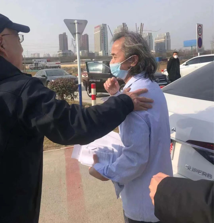 2022年12月30日，秦才东走出看守所。图/受访者供图