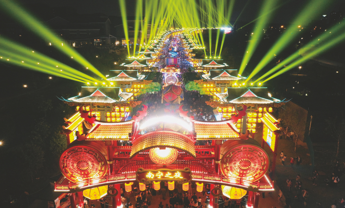     “南宁之夜”项目全长660米，成为具有鲜明地域特色和精致国潮文化的复合型“城市舞台”    本报记者     宋延康摄