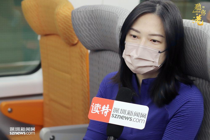 吴女士搭乘高铁从香港回深圳与家人团聚，她说“有高铁，太方便了”。（张玲 摄）