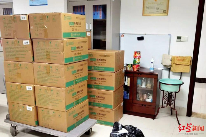 ↑山东滨州接收到的为村级卫生室发放的指脉氧仪。图片来源：滨州卫健委
