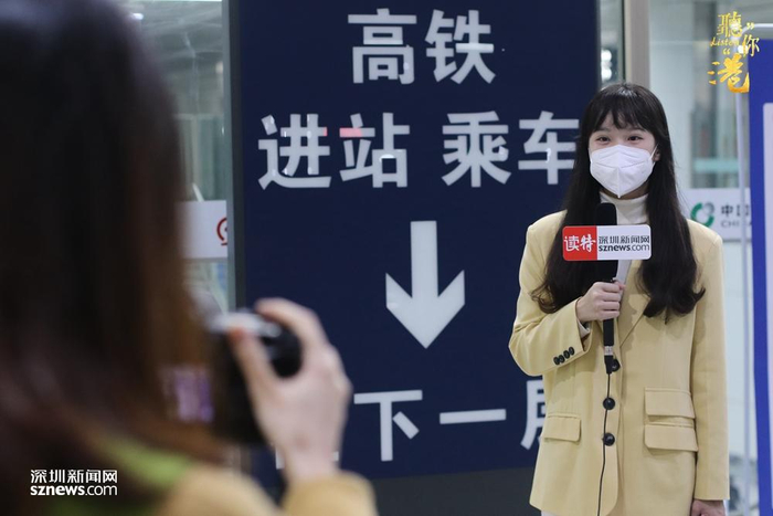 深圳新闻网记者林楚楚在福田站出镜报道广深港高铁福田至香港西九龙段恢复运营。（张玲 摄）