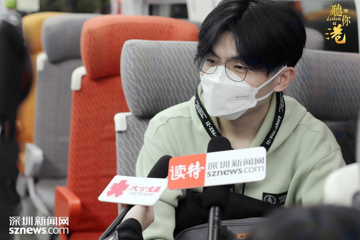 在香港读书多年的黄同学，终于可以坐高铁回家与家人度过春节。（张玲 摄）