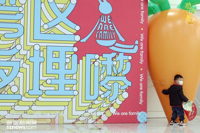 福田站，刚刚搭乘高铁从香港抵达深圳的孩子在此处拍照打卡。（张玲 摄）
