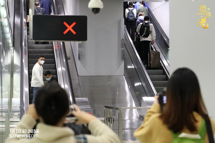 乘客搭乘G5819次列车到达香港西九龙，从扶梯出站。（张玲 摄）