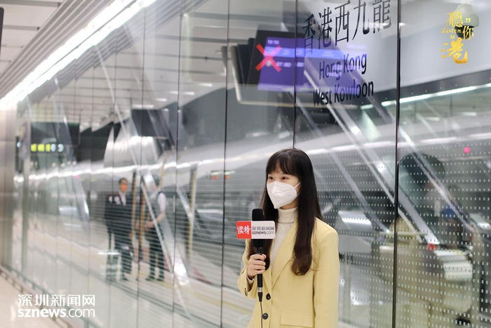 深圳新闻网记者林楚楚在西九龙站报道广深港福田至香港西九龙段恢复运营首日情况。（张玲 摄）