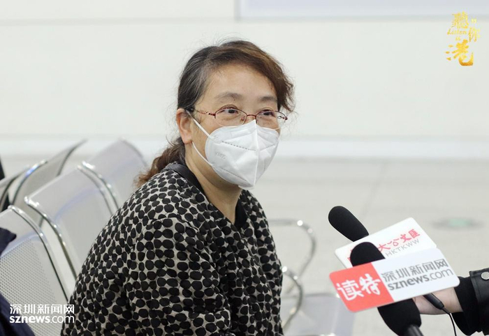 王女士买到了高铁票，准备前往香港看望在港读书的孩子。（张玲 摄）